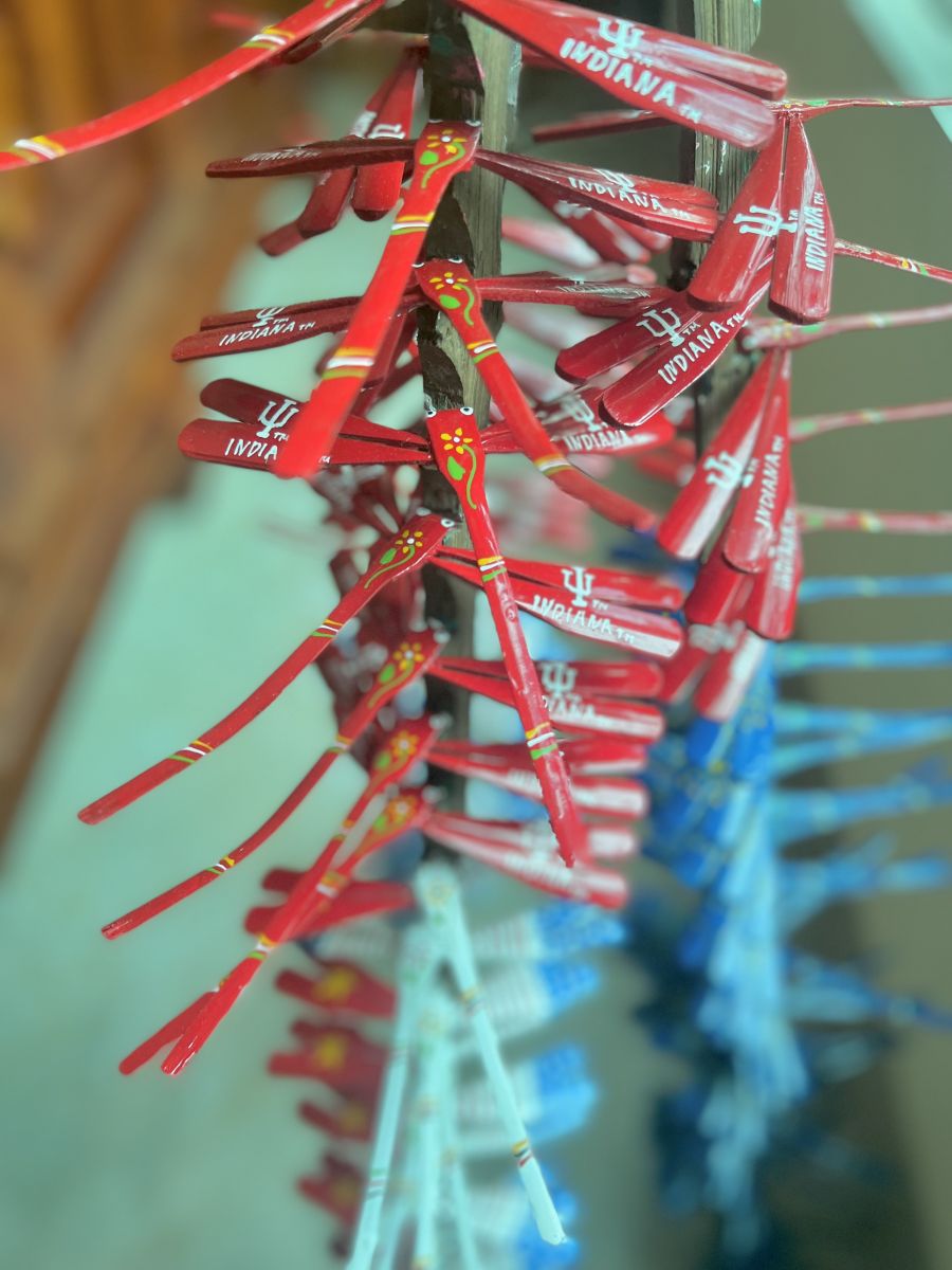  Màu sắc đồ họa ứng dụng trên sản phẩm chuồn chuồn tre thủ công mỹ nghệ tinh xảo của người Thạch Xá, Thạch Thất, Hà Nội