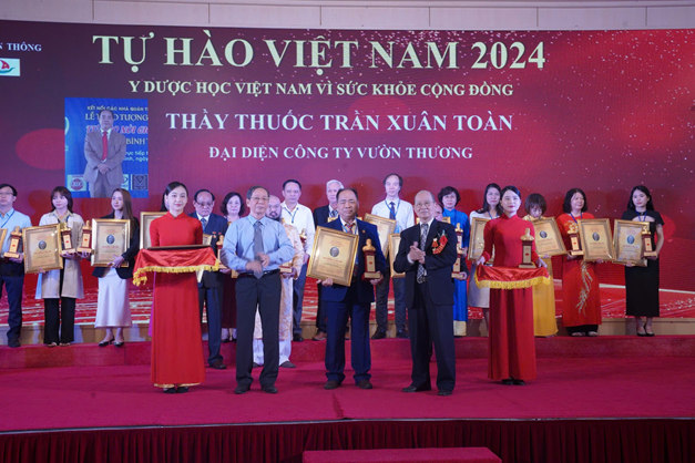  Lương y Trần Xuân Toàn – Người thầy thuốc nhân dân giàu lòng nhân ái đối với bệnh nhân và người nhà bệnh nhân. 