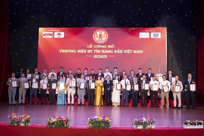  Tôn vinh tinh thần doanh nhân, khơi dậy khát vọng phát triển đất nước với chủ đề: “Sở hữu trí tuệ:  Lá chắn chống hàng giả - Đòn bẩy cạnh tranh cho doanh nghiệp”