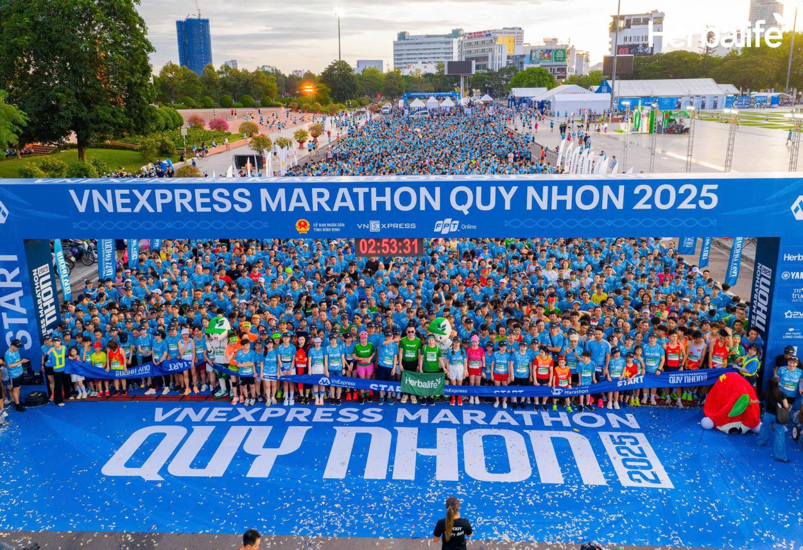  Herbalife Việt Nam đồng hành cùng giải chạy VnEpxress Marathon Quy Nhơn với hơn 12.000 người tham gia để khuyến khích lối sống năng động lành mạnh 