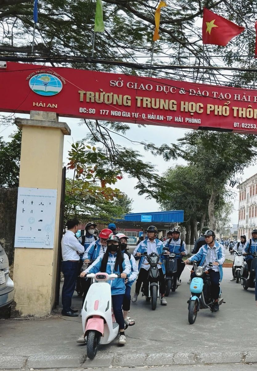  Cần có văn hóa ứng xử khi tham gia giao thông tại cổng trường học