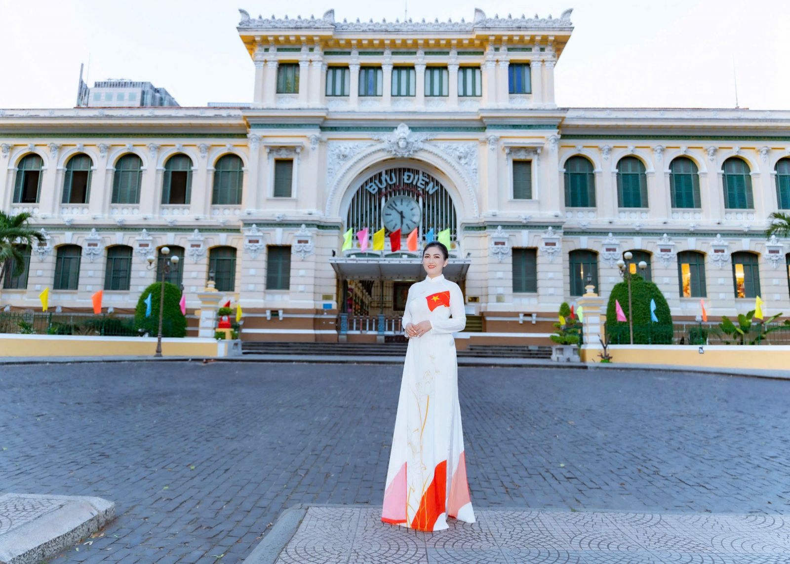 MISS HERITAGE PETITE VIET NAM 2025 NGUYỄN THỊ THANH HẰNG DỊU DÀNG TRONG TÀ ÁO DÀI TRẮNG, GỬI GẮM THÔNG ĐIỆP DI SẢN VIỆT NAM ĐẾN BẠN BÈ QUỐC TẾ