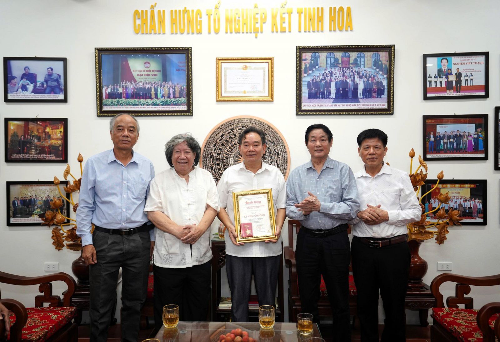TRI ÂN NGƯỜI NGHỆ NHÂN SÁNG TRONG MỘT ĐỜI THỢ