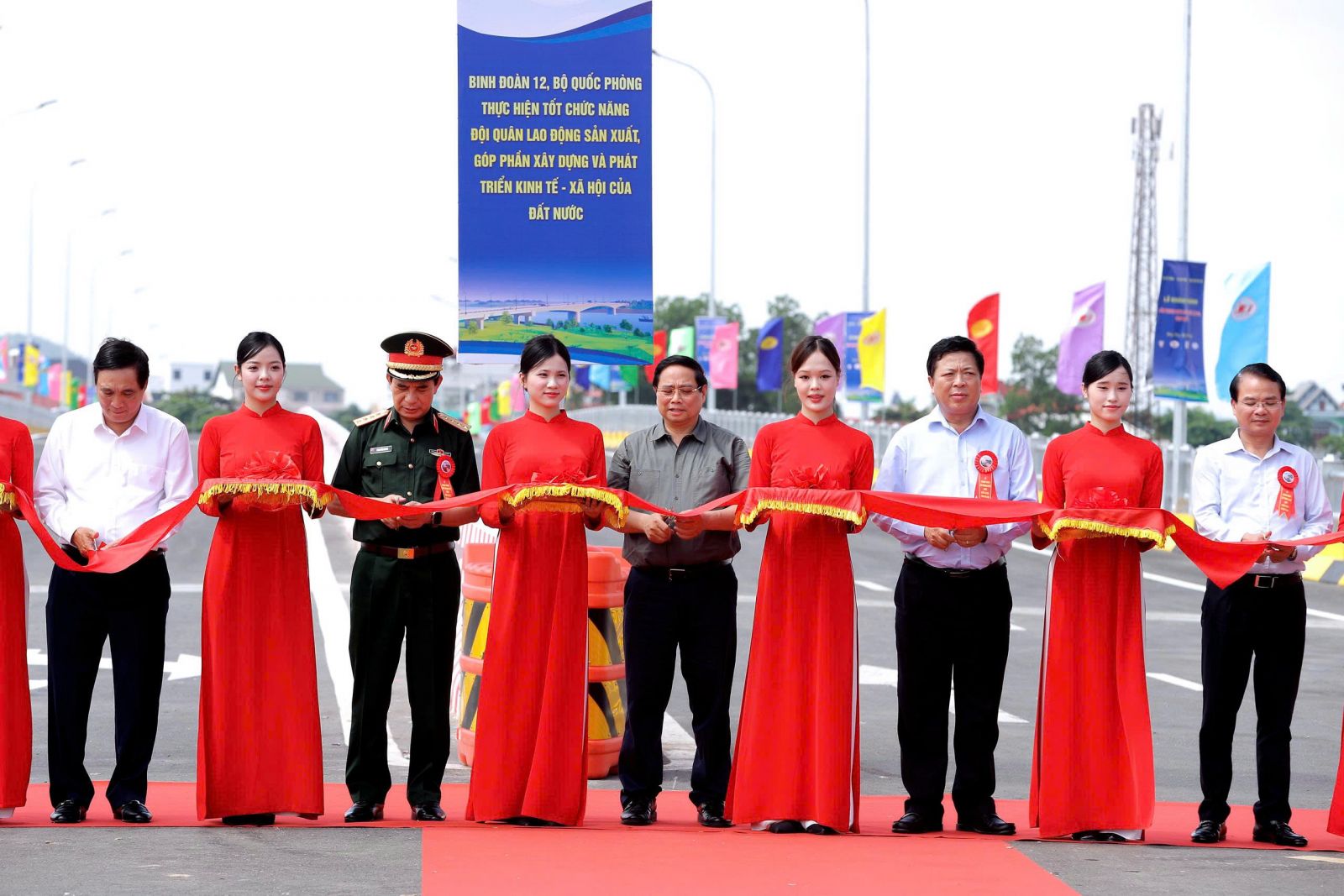  PHẤN KHỞI NGÀY THÔNG XE CẦU PHONG CHÂU MỚI