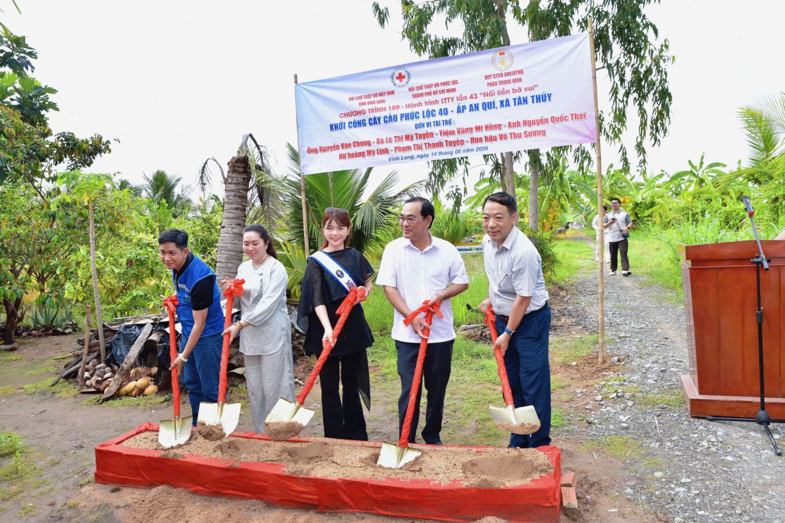  HOA HẬU THÂN THIỆN LƯƠNG THỤC NGHI - TỪ BẢN LĨNH DOANH NHÂN ĐẾN TRÁI TIM NHÂN ÁI