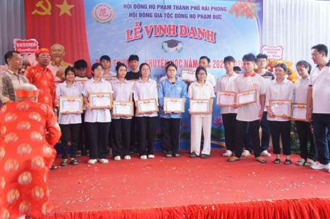 DÒNG HỌ PHẠM ĐỨC: 27 NĂM CHĂM DƯỠNG MẠCH NGUỒN KHUYẾN HỌC