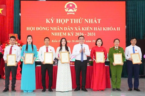 NGƯỜI GIỮ LỬA NIỀM TIN NƠI CỬA BIỂN
